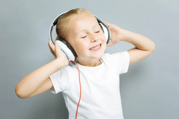 Portret pozytywny dziewczyna tego słuchania muzyki — Zdjęcie stockowe