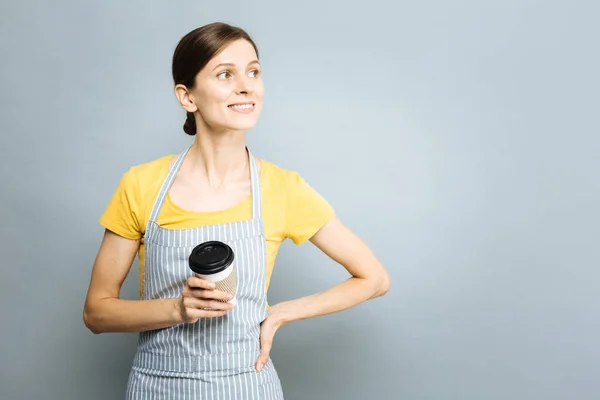 Doordachte vrouw houdt haar hand op de taille — Stockfoto