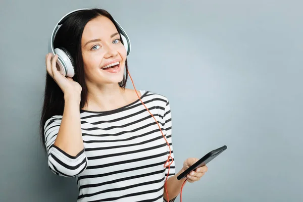 Pozytywny przyjemność brunetka słuchania ulubionej piosenki — Zdjęcie stockowe