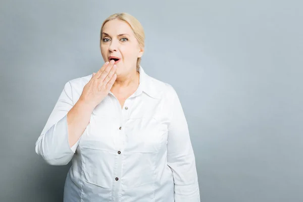 Verbaasd vrouwelijke persoon die betrekking hebben op haar mond — Stockfoto