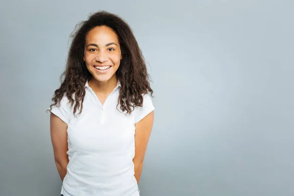 Positieve blij internationale meisje camera kijken — Stockfoto