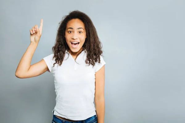 Chica divertida con el pelo rizado sensación de shock — Foto de Stock