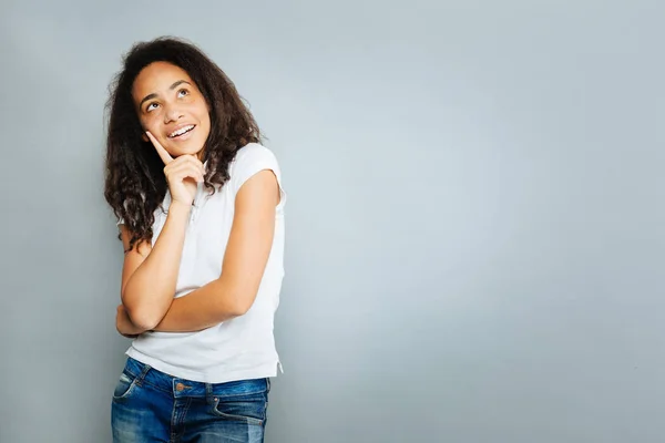 Persona femenina soñadora mirando hacia arriba — Foto de Stock