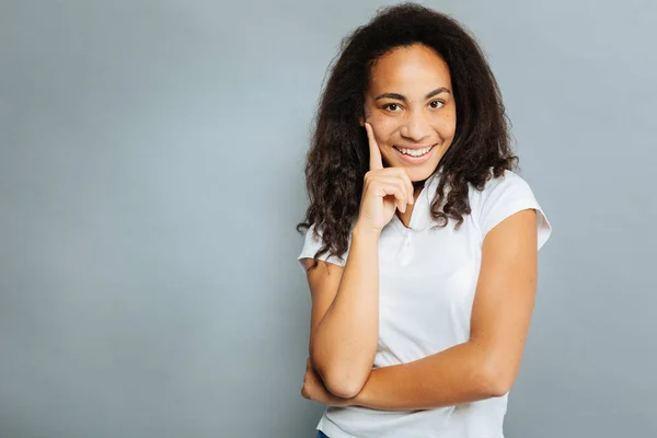 Positieve verheugd vrouw aanraken haar Wang — Stockfoto