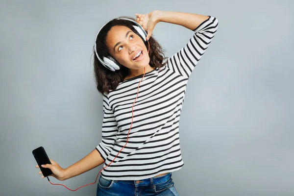 Alegre persona femenina escuchando música — Foto de Stock