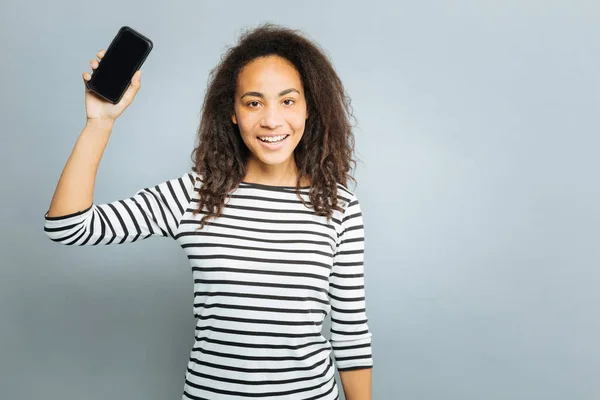 Blij jonge vrouw haar rechterarm verhogen — Stockfoto