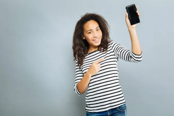 Gadis modern menunjuk teleponnya — Stok Foto