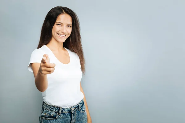 Menina alegre sorrindo na câmera — Fotografia de Stock