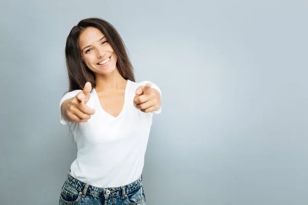 Positivo encantado menina apontando para você — Fotografia de Stock