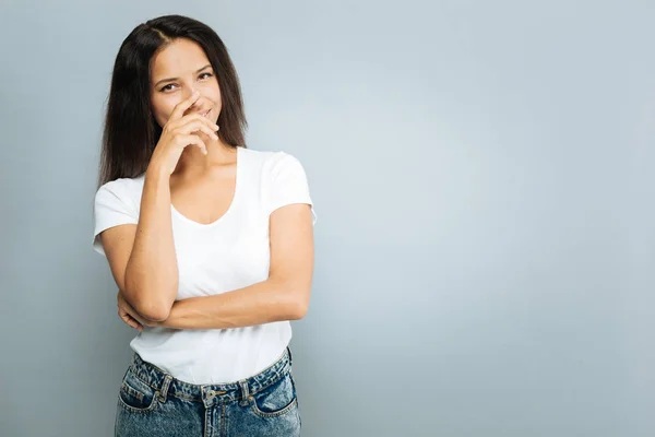 Charmante meisje op zoek recht op camera — Stockfoto