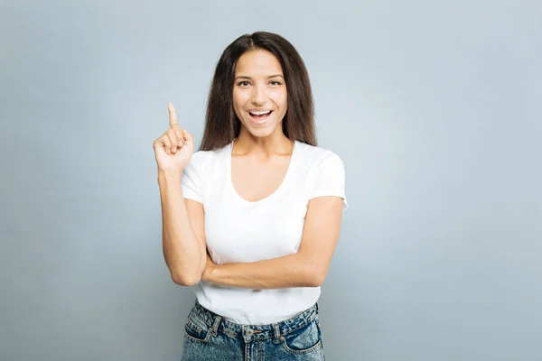 Alegre morena criando su dedo índice —  Fotos de Stock