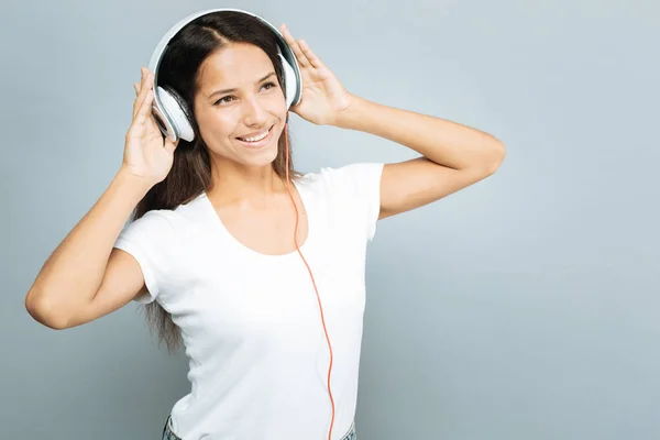 Pozytywny przyjemność brunetka noszenia słuchawek — Zdjęcie stockowe