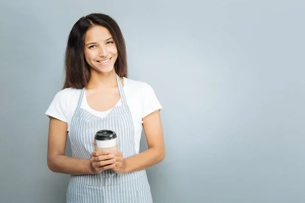 Charmiga unga kvinnliga holding cup med favorit drink — Stockfoto