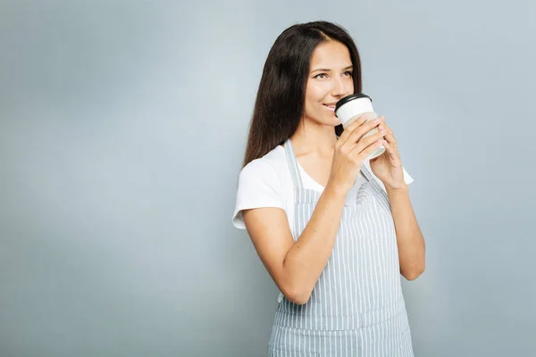 Zachwycony dziewczyna cieszy smaczną kawą — Zdjęcie stockowe