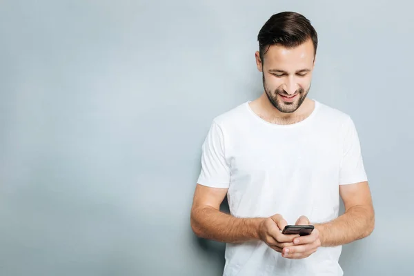 Hombre atento charlando con su novia — Foto de Stock