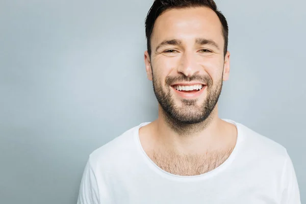 Retrato de hombre encantado que mira a la cámara — Foto de Stock