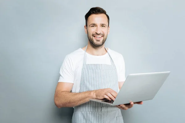 Blij zakenman uiting van positiviteit terwijl u werkt — Stockfoto