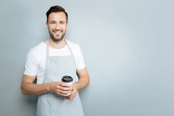 Positiv entzückter Mann mit Pappbecher — Stockfoto