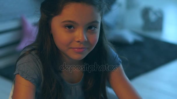 一个可爱的小女孩坐在她的卧室里的特写 — 图库视频影像