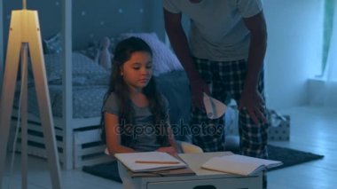 Sıkı baba küçük kızı cezalandırma