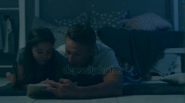 Yardımsever baba şirin küçük kızıyla birlikte bir kitap okuma