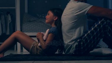 Sevimli küçük kız onun sırlarını ile onun sevgi dolu fether paylaşımı