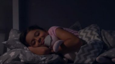 onun yatağında uyuyan sevimli küçük kız