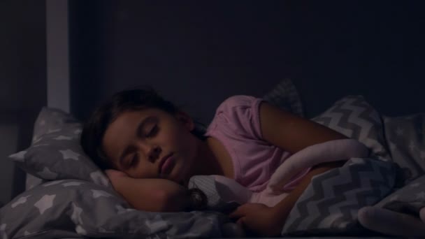 Linda niña durmiendo en su cama — Vídeo de stock