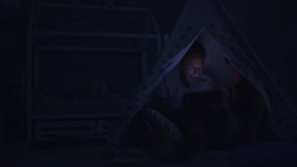 Pai carinhoso usando um tablet com sua filhinha em casa — Vídeo de Stock