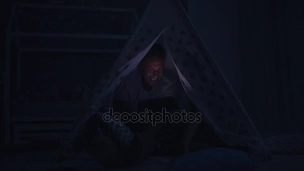 肯定的な父と自宅に自作のテントに座っている彼の娘 — ストック動画