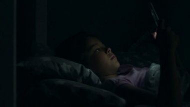 Tatlı küçük kız gece bir çizgi film izlemek
