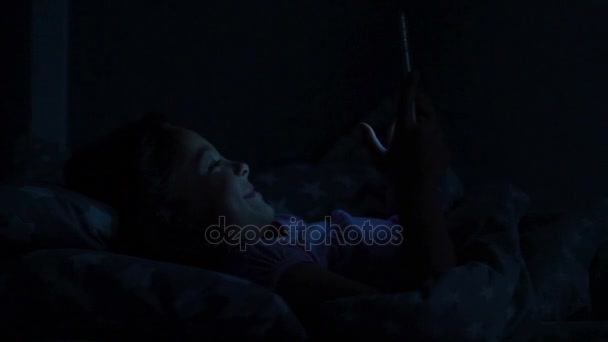 Vidám kislány megy aludni, ágyában — Stock videók