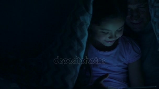 Dolly záběr pozitivního otce a malá dcerka pomocí tabletu — Stock video