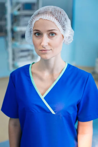 Jolie travailleuse médicale posant à la caméra — Photo