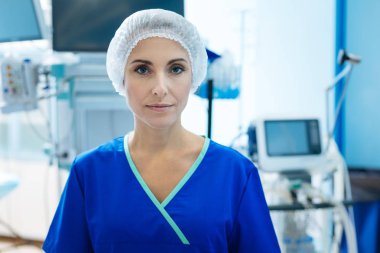 Doğruca kameraya bakarak ciddi hemşire