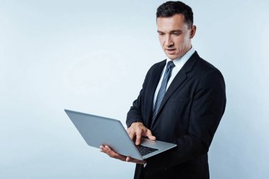 Olgun girişimci dizüstü arka plan üzerinde kullanma