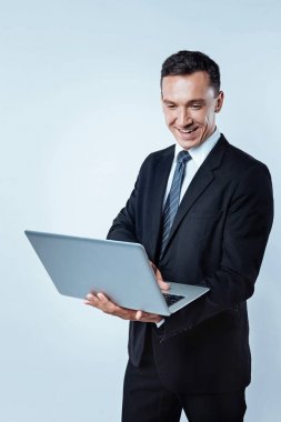 Bilgisayarda Internet sörf takım elbiseli parlak erkek