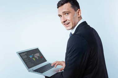 Küresel ticaret transferler harita okuyan emin olgun adam