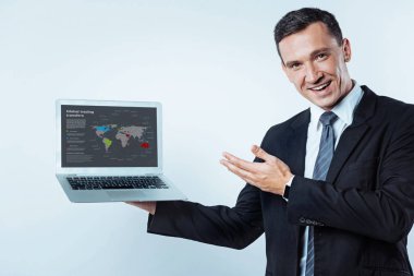 Neşeli işadamı dizüstü ekran doğru işaret