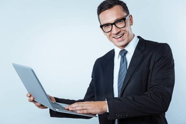 Akıllı adam kameraya gülen dizüstü bilgisayar ile