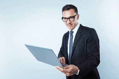 Laptop arıyorum takım elbiseli baktılar olgun adam