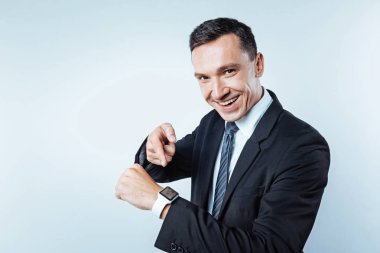 Kendine güvenen adam elektronik kol saati doğru işaret