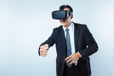 Sanal gerçeklik oyunları oynarken ofis çalışanı