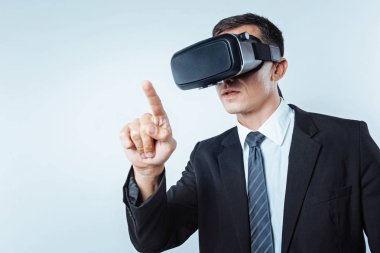 VR gözlük üzerinde çalışan ciddi olgun adam