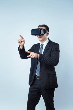 Komik erkek girişimci Vr gözlük ile oynarken rahatlatıcı