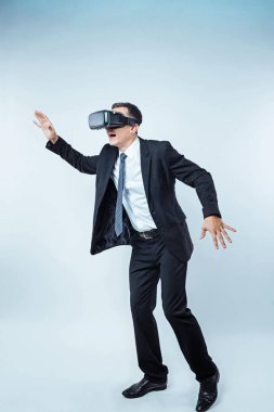 Görsel gerçeklik kulaklık üzerinde çalışan hayran adam