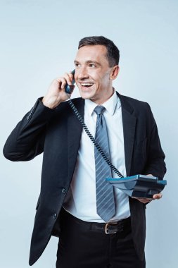 Hoş telefon konuşmayı adam fikirli pozitif