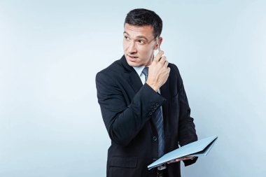 İş düşünme problem çözümü üzerinde şaşkın adam
