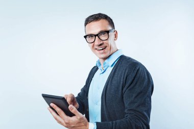 Genel olarak kameraya sırıtarak bardaklarda heyecanlı adam