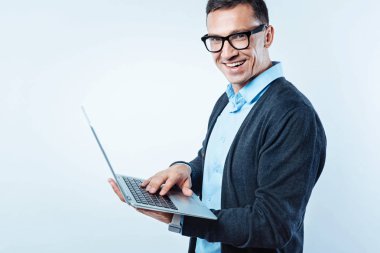 Laptop ile poz dost görünümlü iş adamı